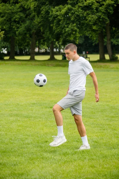 Nineteen Year Old Teenage Boy Bermain Football Public Park — Stok Foto