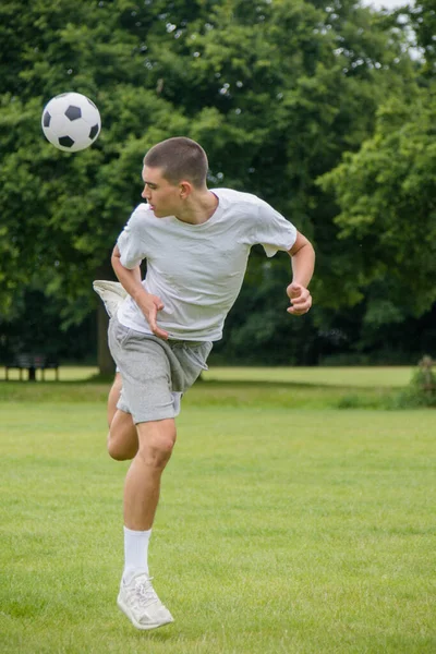 Adolescente Diecinueve Años Jugando Fútbol Parque Público — Foto de Stock