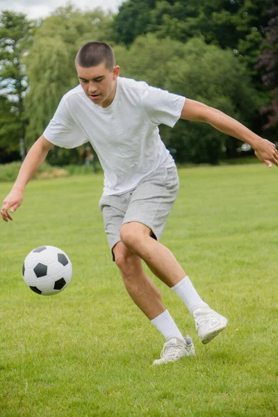 Devatenáctiletý Teenager Hrající Fotbal Veřejném Parku — Stock fotografie