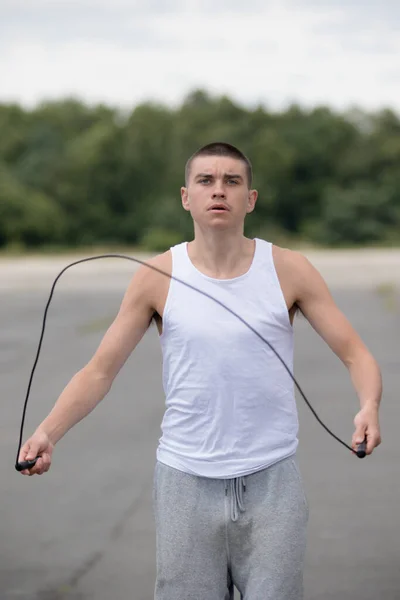 Een Negentienjarige Tiener Jongen Met Behulp Van Een Springtouw Een — Stockfoto