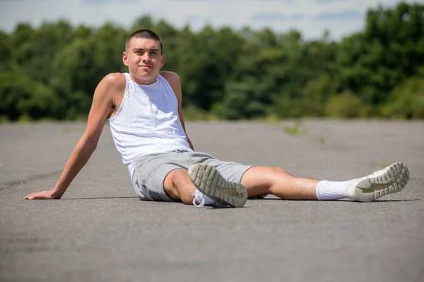Een Negentienjarige Tiener Jongen Zittend Een Openbaar Park — Stockfoto