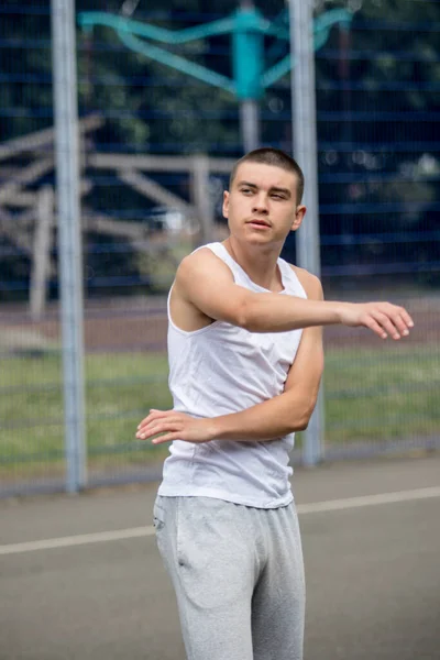 Adolescente Dezenove Anos Que Dispara Arco Uma Quadra Basquete Parque — Fotografia de Stock