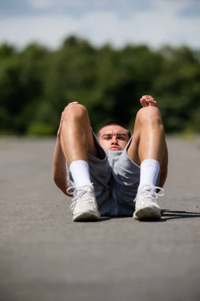 Devatenáctiletý Dospívající Chlapec Dělá Situps Veřejném Parku — Stock fotografie