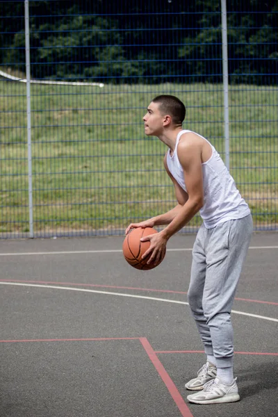 Nineteen Year Old Teenage Boy Shooting Hoop Basketball Court Public — Zdjęcie stockowe