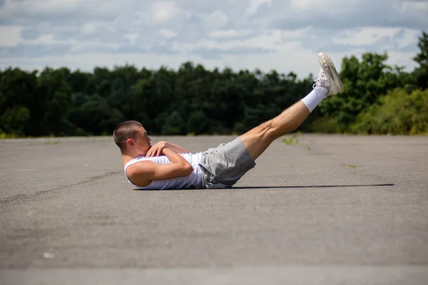 Ein Neunzehn Jahre Alt Teenager Junge Doing Bein Raises Ein — Stockfoto