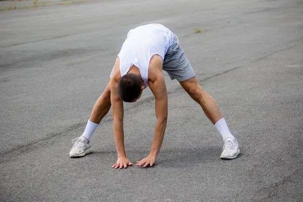 Een Negentienjarige Tiener Jongen Die Zich Uitstrekt Een Openbaar Park — Stockfoto