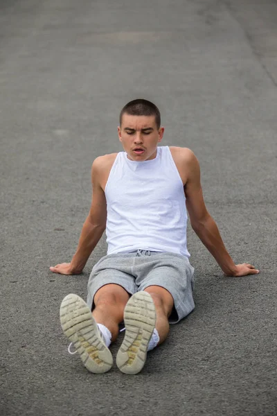 Ein Neunzehn Jahre Alt Teenager Junge Stretching Ein Öffentlich Park — Stockfoto