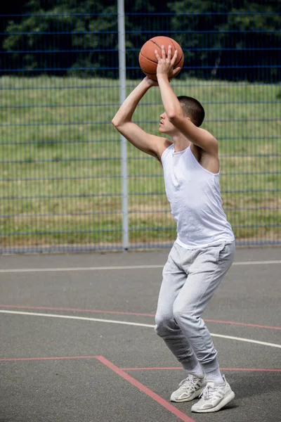 Дев Ятнадцятирічний Хлопчик Підліток Вистрілює Баскетбольному Майданчику Громадському Парку — стокове фото