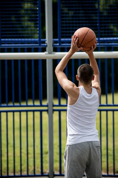 Nineteen Year Old Teenage Boy Shooting Hoop Basketball Court Public — Fotografia de Stock