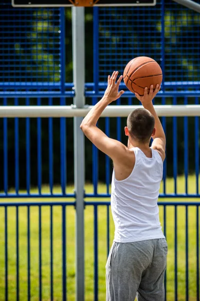 Nineteen Year Old Teenage Boy Shooting Hoop Basketball Court Public — ストック写真
