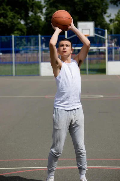Nineteen Year Old Teenage Boy Shooting Hoop Basketball Court Public — Stockfoto