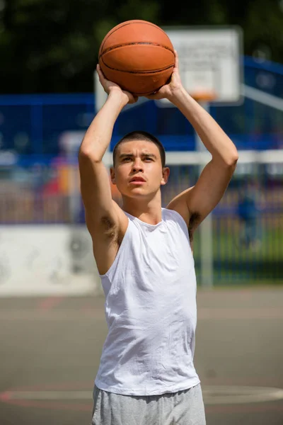 Esportivo Ensinando Garoto a Jogar Basquete Lá Fora Imagem de Stock -  Imagem de divertimento, objetivo: 216521365