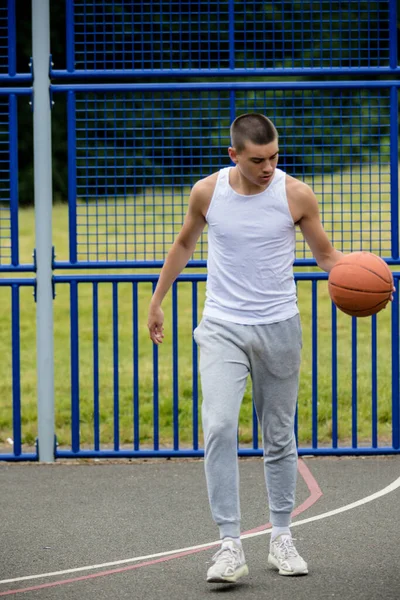 Nineteen Year Old Teenage Boy Playing Basketball Public Park — Stok Foto