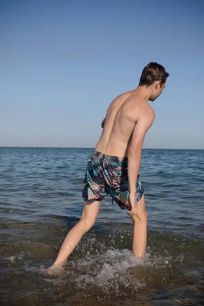 Year Old Teenage Boy Walking Sea — Stock Photo, Image