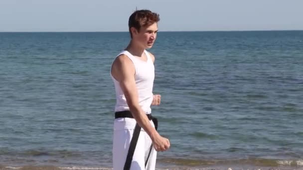 Мальчик Подросток Занимающийся Карате Пляже — стоковое видео