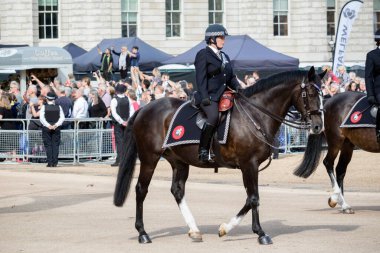Londra, Birleşik Krallık, 14 Eylül 2022 - Metropolitan Polisi Kraliçe 'nin Tabutu' nu Westminster Hall 'a götüren alayı yönetti.