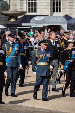 Londra, Birleşik Krallık, 14 Eylül 2022 - Kral III. Charles, Kraliyet ailesinin diğer üyeleriyle birlikte Kraliçe Elizabeth 'in tabutunun arkasında Londra' ya yürür.