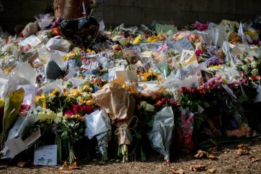 Londra, Birleşik Krallık, 14 Eylül 2022, Buckingham Sarayı yakınlarındaki Green Park 'ta Kraliçe II. Elizabeth' e yapılan haraçlar.