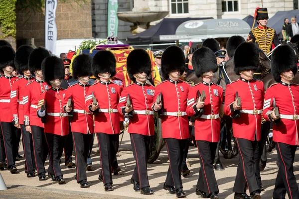 Londres Reino Unido Setembro 2022 Coffin Carrying Queen Elizabeth Embrulhado — Fotografia de Stock