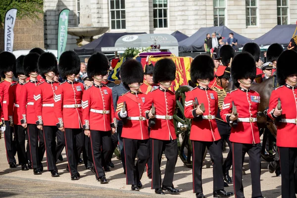 Londres Reino Unido Setembro 2022 Coffin Carrying Queen Elizabeth Embrulhado — Fotografia de Stock
