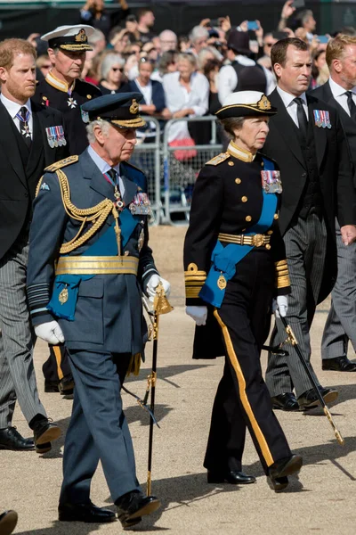 Londra, Birleşik Krallık, 14 Eylül 2022 - Kral III. Charles, Kraliyet ailesinin diğer üyeleriyle birlikte Kraliçe Elizabeth 'in tabutunun arkasında Londra' ya yürür.