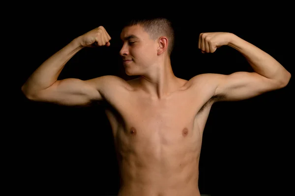 Shirtless Años Edad Adolescente Flexionando Los Músculos Brazo Sobre Fondo — Foto de Stock