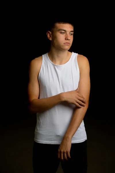 Jähriger Teenager Trägt Ein Tanktop Das Seine Armmuskeln Anspannt — Stockfoto