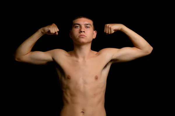 Shirtless Anos Adolescente Menino Flexionando Seus Músculos Braço Fundo Preto — Fotografia de Stock