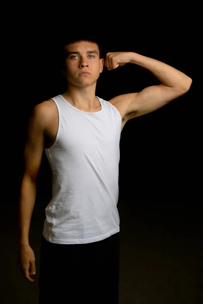 Anos Adolescente Menino Vestindo Top Tanque Flexionando Seus Músculos Braço — Fotografia de Stock