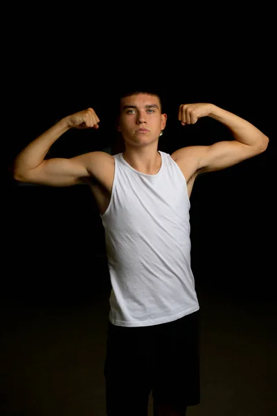 Anos Adolescente Menino Vestindo Top Tanque Flexionando Seus Músculos Braço — Fotografia de Stock