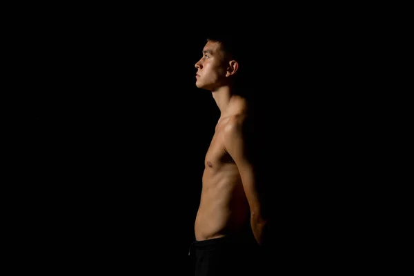 Yaşındaki Bir Gencin Siyah Arka Plandaki Vücut Manzarası — Stok fotoğraf