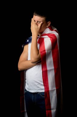 Siyah arka planda Amerikan Bayrağı taşıyan 19 yaşında bir gencin portresi.