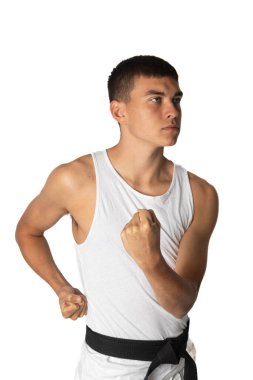 19 yaşında, dışarıda karate antrenmanı yapan genç bir çocuk.