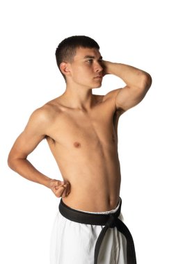 19 yaşında, Karate Dirseği Vuruşu Yapan Üstsüz.