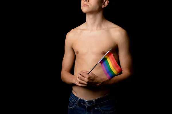 Ένα Δεκαεννιάχρονο Αγόρι Χωρίς Πουκάμισο Σημαίες Υπερηφάνειας — Φωτογραφία Αρχείου