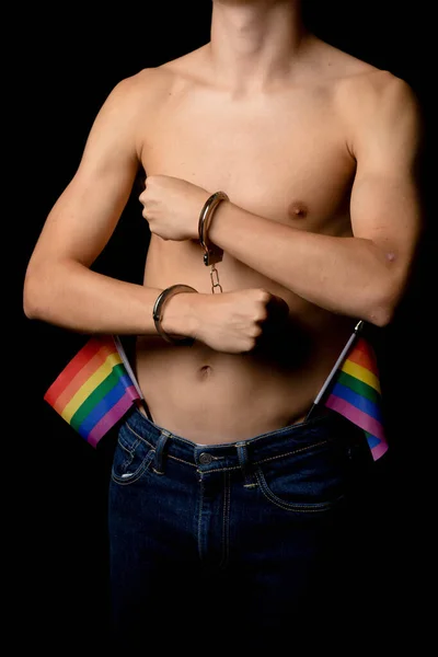 Adolescente Anos Sem Camisa Com Bandeiras Orgulho Sob Prisão — Fotografia de Stock