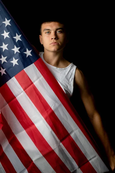 Portrét Devatenáctiletého Chlapce Černém Pozadí Americkou Vlajkou — Stock fotografie