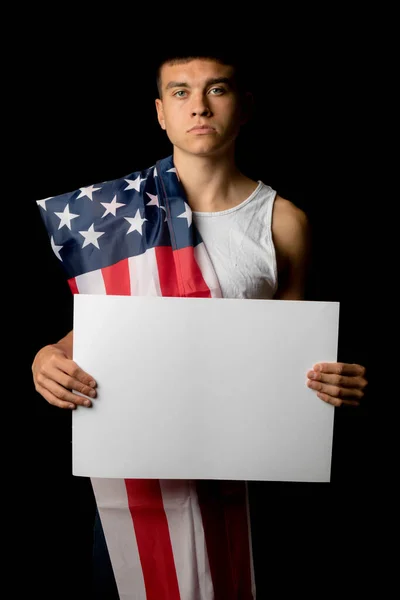 Portrét Devatenáctiletého Chlapce Černém Pozadí Americkou Vlajkou Bílou Tabulí — Stock fotografie