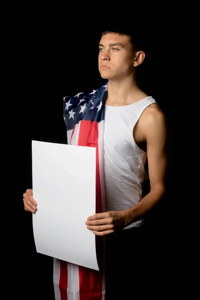 Portrét Devatenáctiletého Chlapce Černém Pozadí Americkou Vlajkou Bílou Tabulí — Stock fotografie