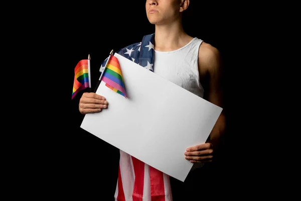 アメリカ国旗と白板とプライド旗を背景に 19歳の少年の肖像画 — ストック写真