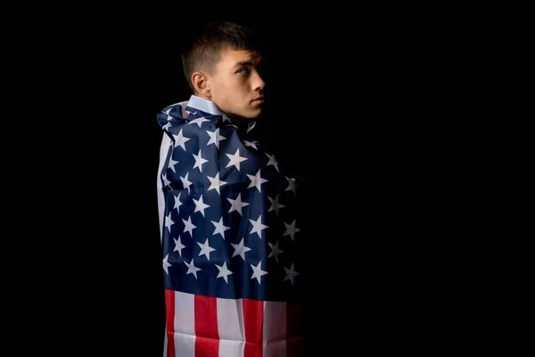 Portrét Devatenáctiletého Chlapce Černém Pozadí Americkou Vlajkou Zezadu — Stock fotografie