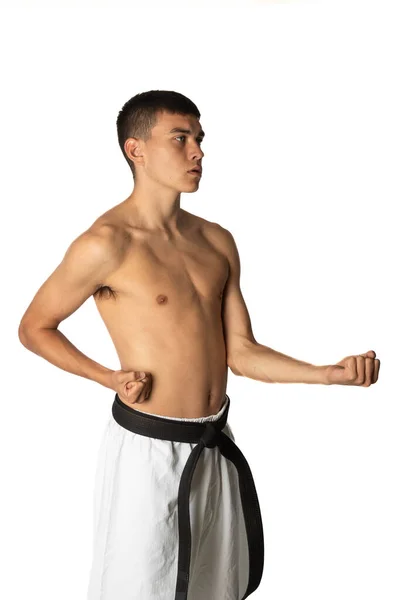 一名19岁的无袖男子练习空手道短拳 — 图库照片