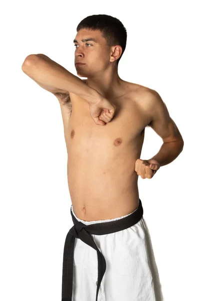 Ein Hemdsloser Jähriger Übt Einen Karate Ellbogenschlag — Stockfoto