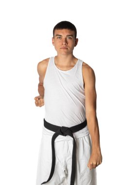 19 yaşındaki ergen çocuk aşağı doğru karate pratiği yapıyor.