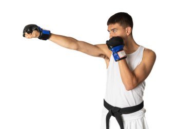 19 yaşında, dövüş eldiveni takarak Karate Kafa Yumruğu deniyor.