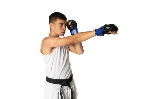Rok Starý Nacvičování Karate Hlava Punč Sobě Bojové Rukavice — Stock fotografie