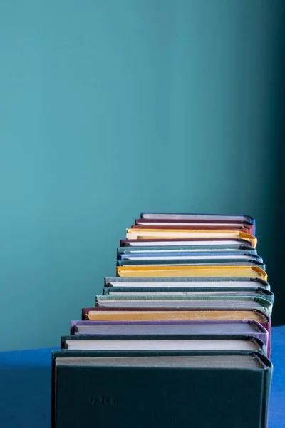 Una Delgada Fila Libros Segunda Mano Fundas Multicolores Tela Dura — Foto de Stock