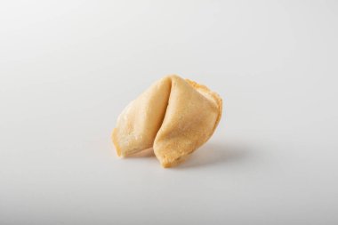 Beyaz arka planda geleneksel Çin şans kurabiyesi. Boşluk görünümünü kopyala.