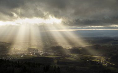 Dağların ardında güzel bir gün batımı
