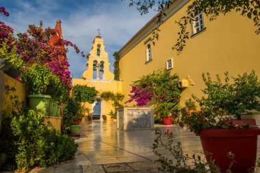 Yunanistan 'ın Korfu adasındaki Paleokastritsa' nın en büyük ilgi odağı, en güzel manzaralı ve ona giden bir yola sahip dağdaki bir Ortodoks manastırı.